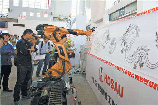 Amazing! Drawing robot appears in Ningbo