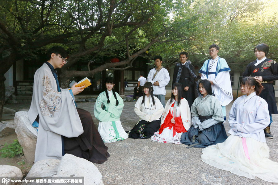 College students learn traditional Chinese culture in Han costume