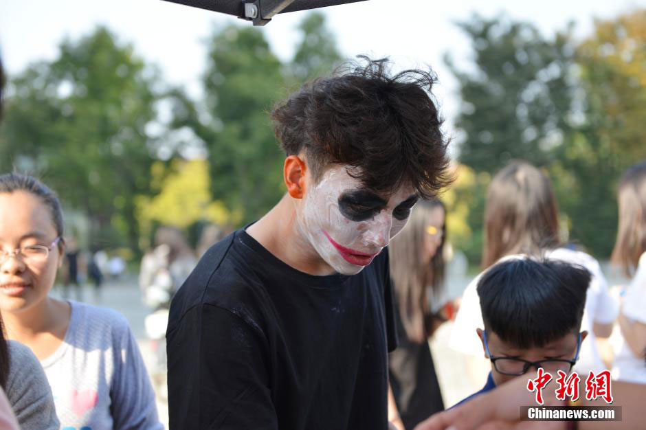 College students dressed up as zombies run 5km to relieve stress