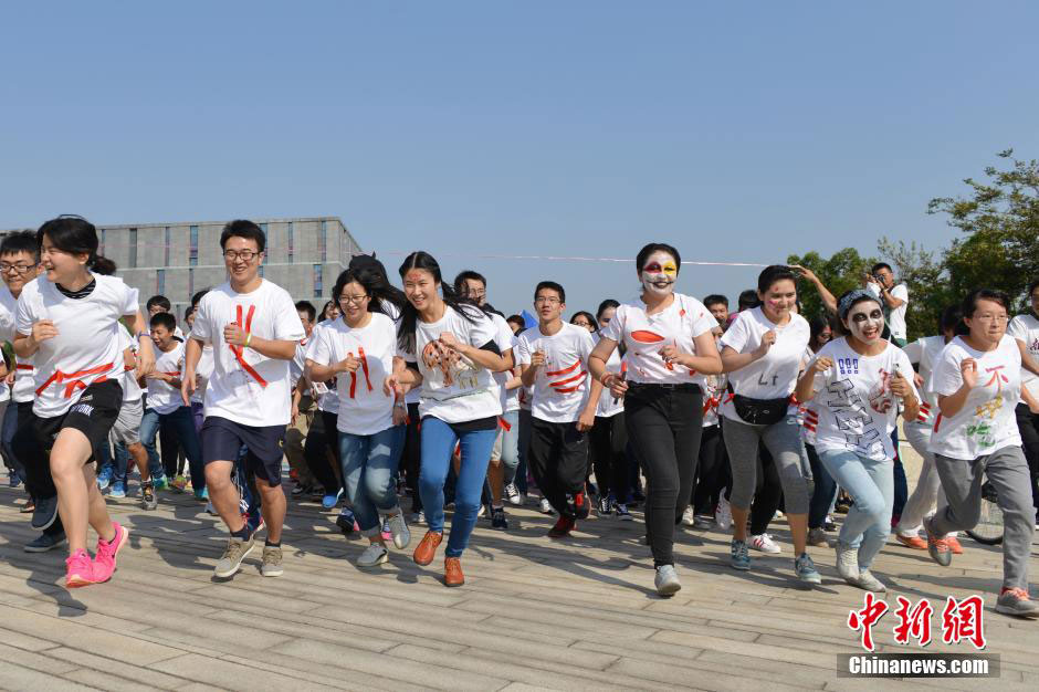 College students dressed up as zombies run 5km to relieve stress