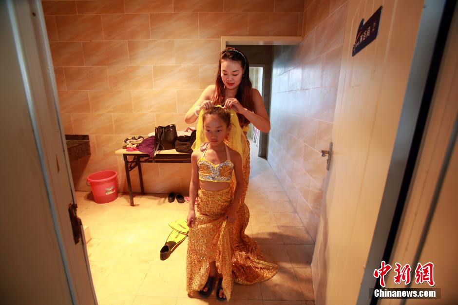 Mother and daughter ‘mermaids’