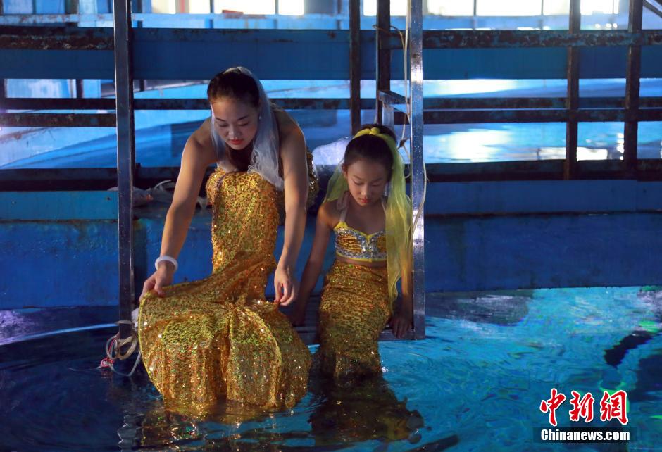 Mother and daughter ‘mermaids’