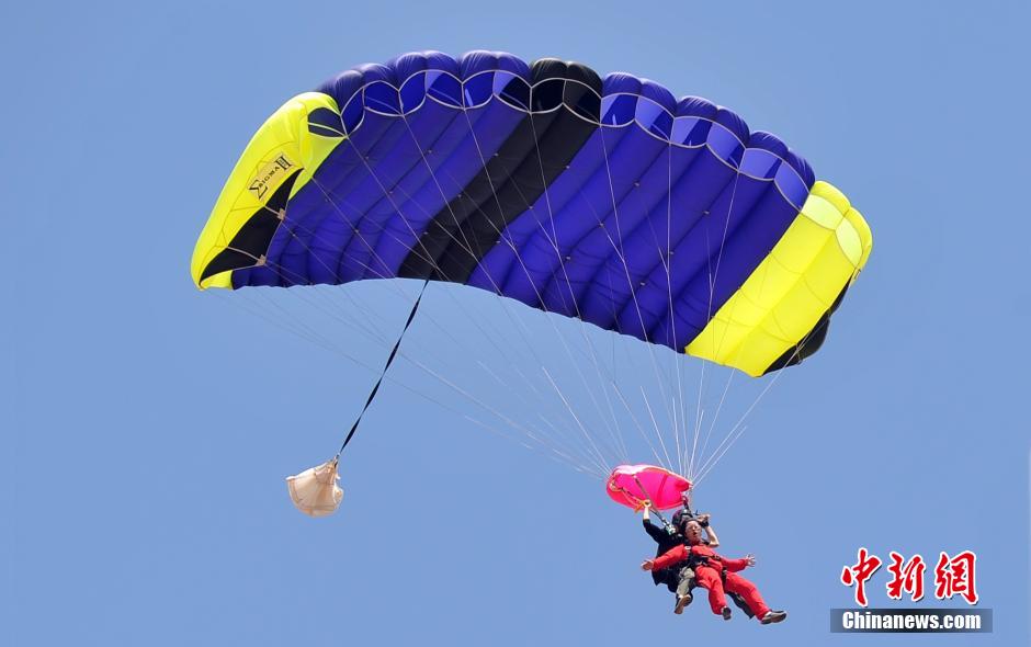 130 skydivers take part in China National Parachuting Competition 2015