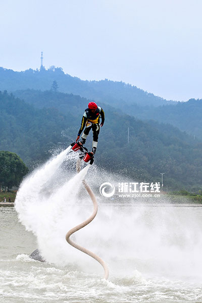 Supermen on water give fantastic performance in Zhejiang
