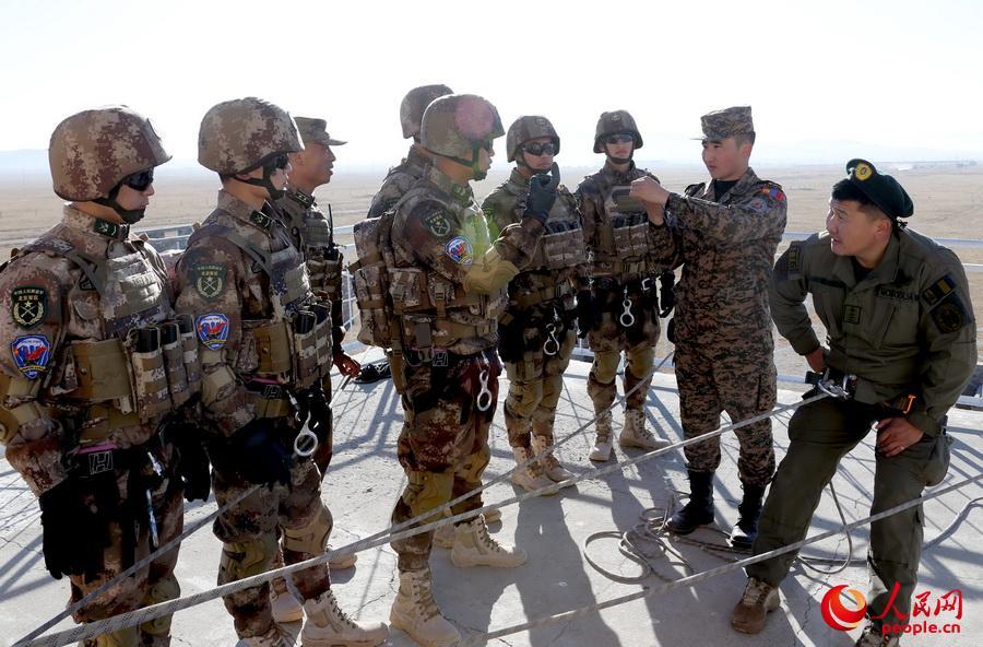 Mongolian soldiers learn to use PLA Type 95 automatic rifle during joint training 