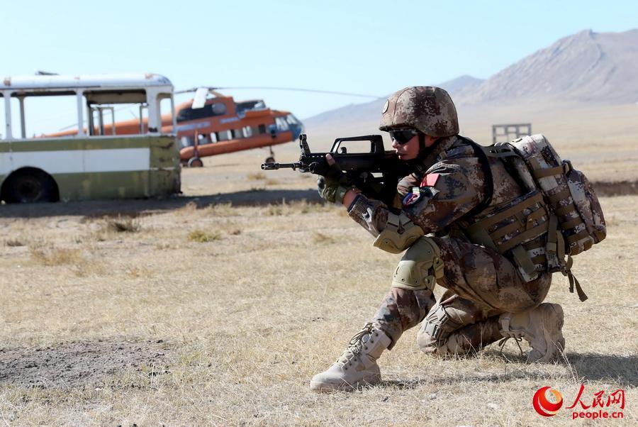 Mongolian soldiers learn to use PLA Type 95 automatic rifle during joint training 