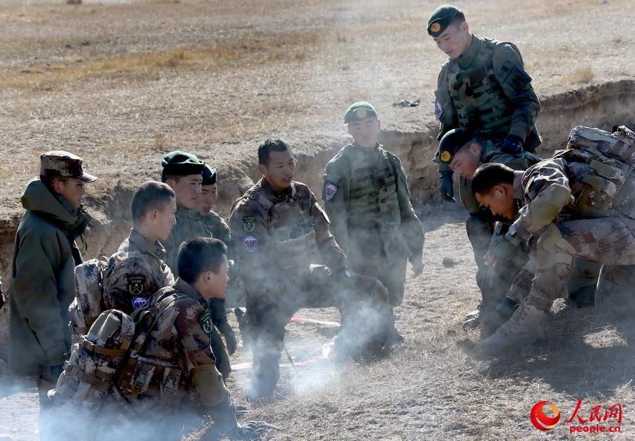 Mongolian soldiers learn to use PLA Type 95 automatic rifle during joint training 
