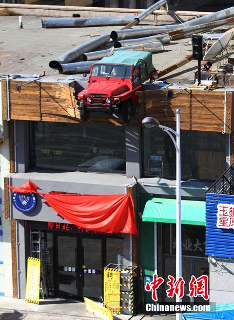 Jeep 'lands' on the roof of a restaurant