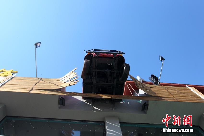 Jeep 'lands' on the roof of a restaurant