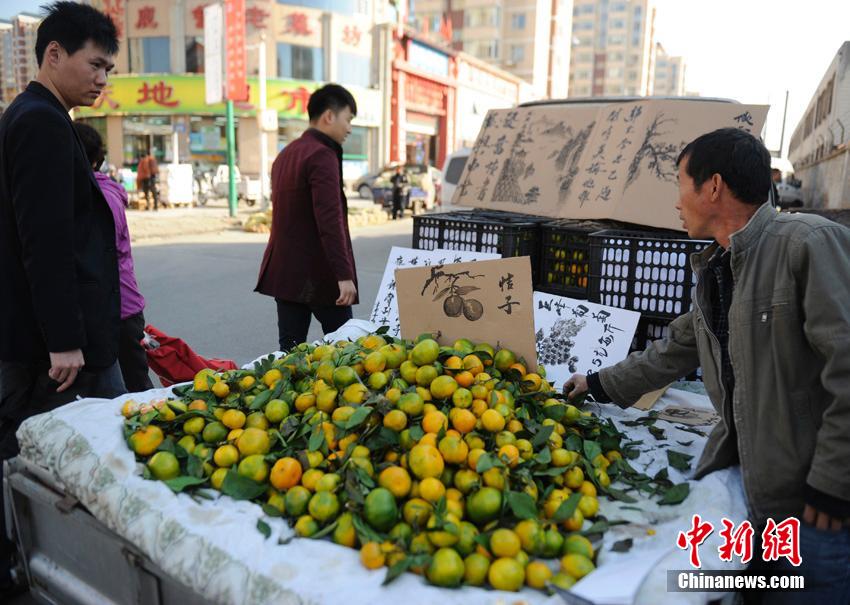 Vendor draws fruits to attract customers