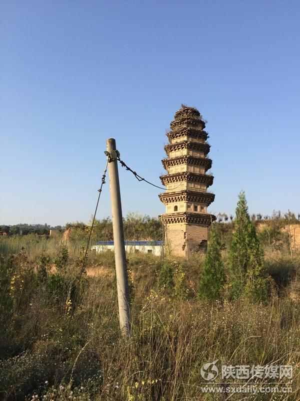 Thousand-year-old tower seriously tilting, towed by a cable