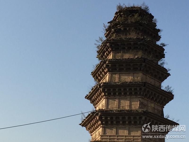 Thousand-year-old tower seriously tilting, towed by a cable