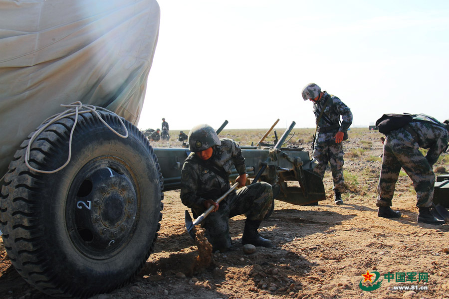 Artillery regiment conducts live fire drill in Xinjiang