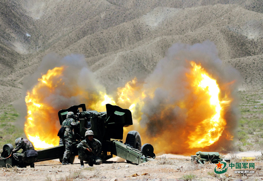 Artillery regiment conducts live fire drill in Xinjiang