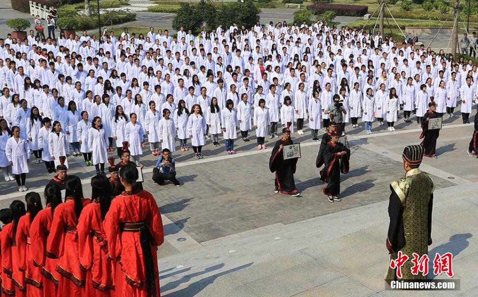 Medical school holds traditional ceremony for accepting students 