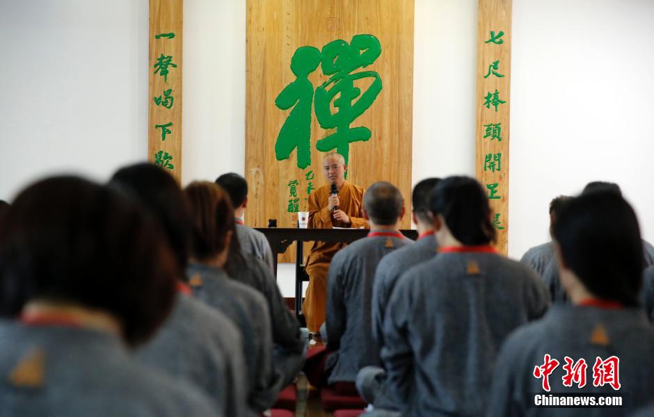 People experience life of Buddhists in Shanghai
