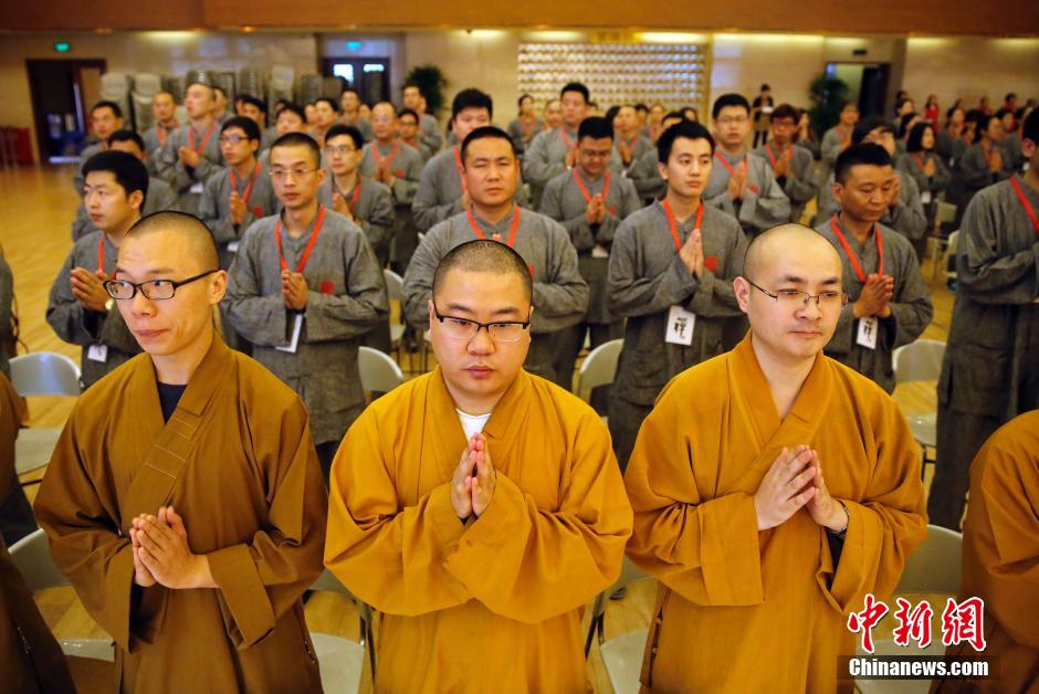 People experience life of Buddhists in Shanghai