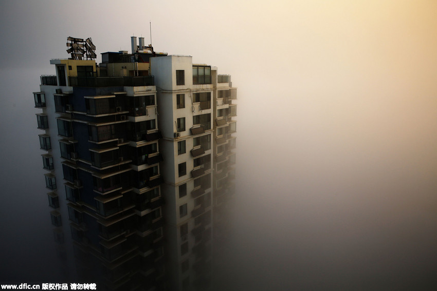 Heavy fog turns Rizhao city into a mirage