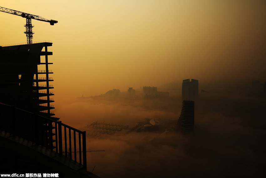 Heavy fog turns Rizhao city into a mirage