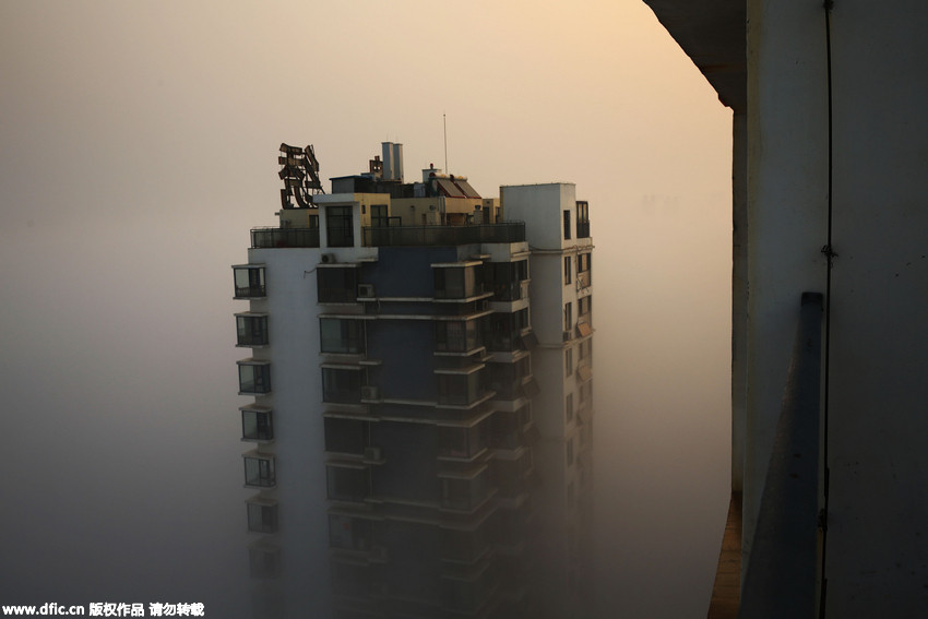 Heavy fog turns Rizhao city into a mirage