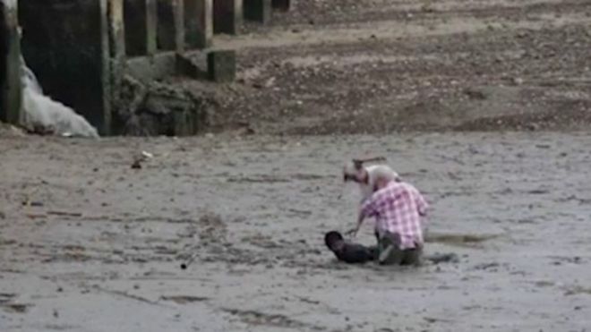 Video of Thai man rescuing 2 Norwegian tourists stuck in mud goes viral