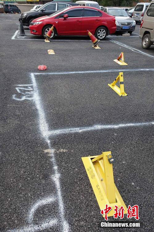 Doodle-like parking spaces painted on new road in Shenyang