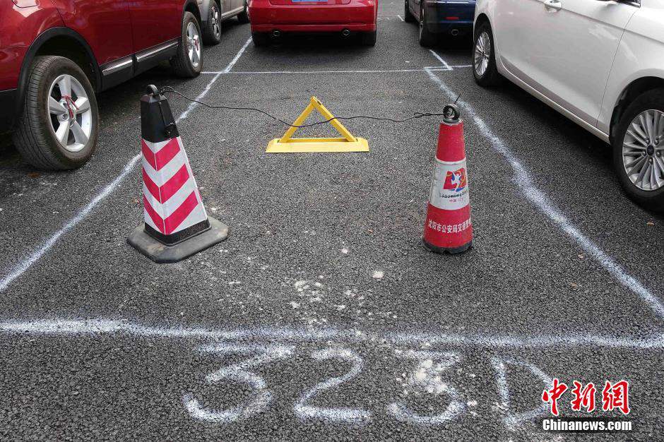 Doodle-like parking spaces painted on new road in Shenyang