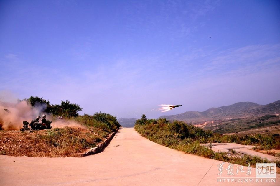 Stunning firing of New-type wheeled self-propelled howitzers 