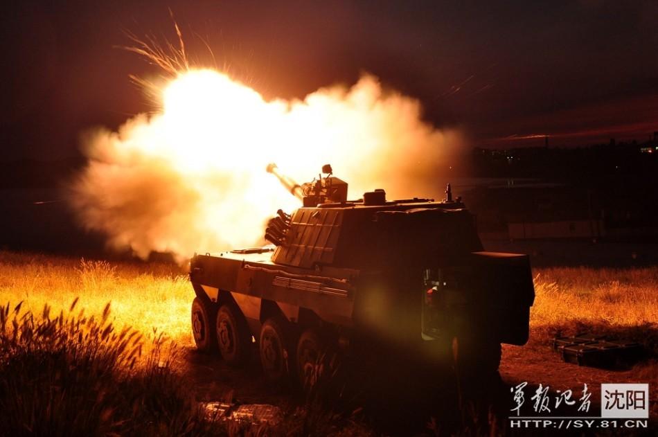 Stunning firing of New-type wheeled self-propelled howitzers 