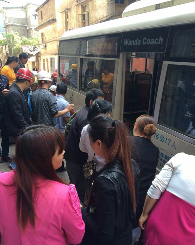 Passers-by lift bus to save elderly under wheels
