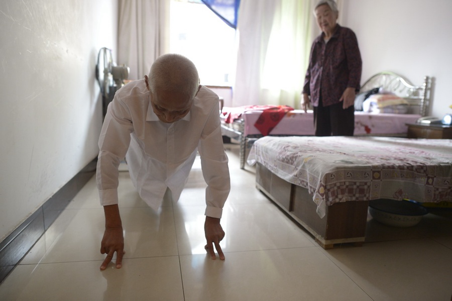 97-year-old man does push-up with six fingers