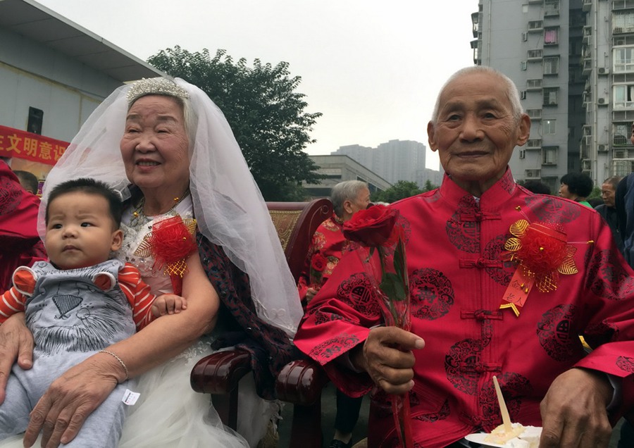 97-year-old man does push-up with six fingers