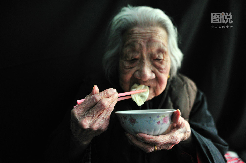 Centenarians in Shaanxi celebrate the Double Ninth Festival