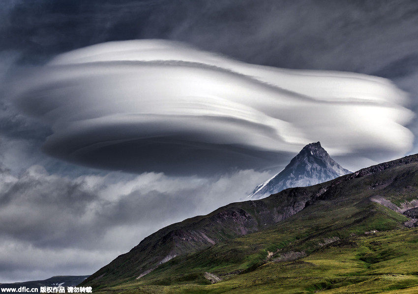 Cloud formations seen above Russian mountains resemble “UFO”
