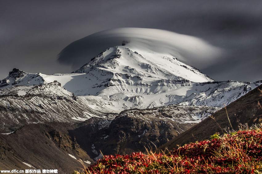 Cloud formations seen above Russian mountains resemble “UFO”