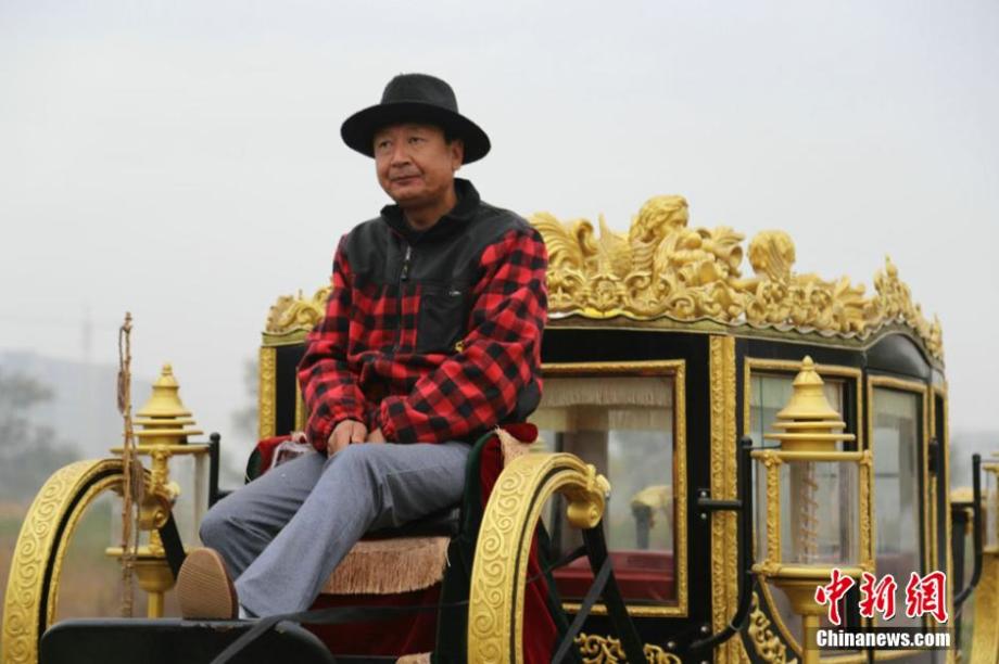 Chinese man makes copy of the Queen's carriage 