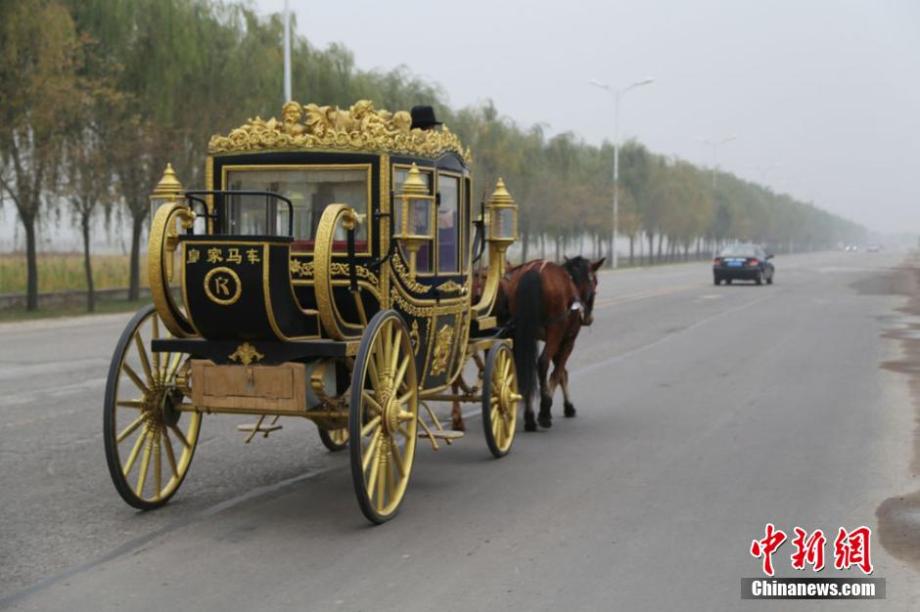 Chinese man makes copy of the Queen's carriage 