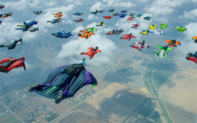 61 wingsuit skydivers set new world record