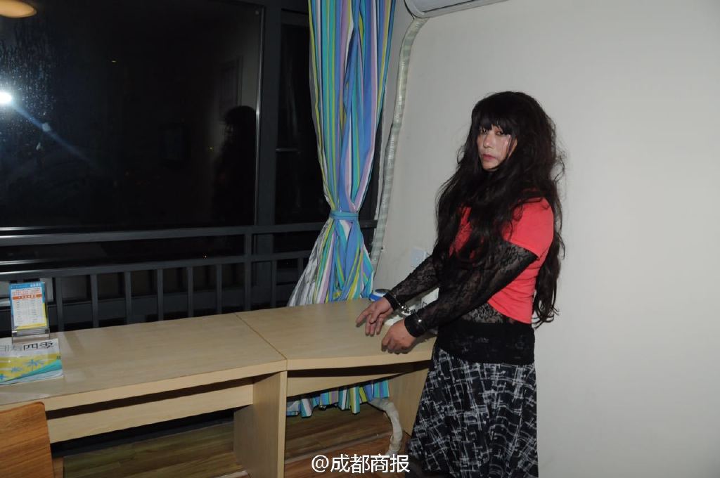 48 year-old man enchants younger men by pretending to be a girl