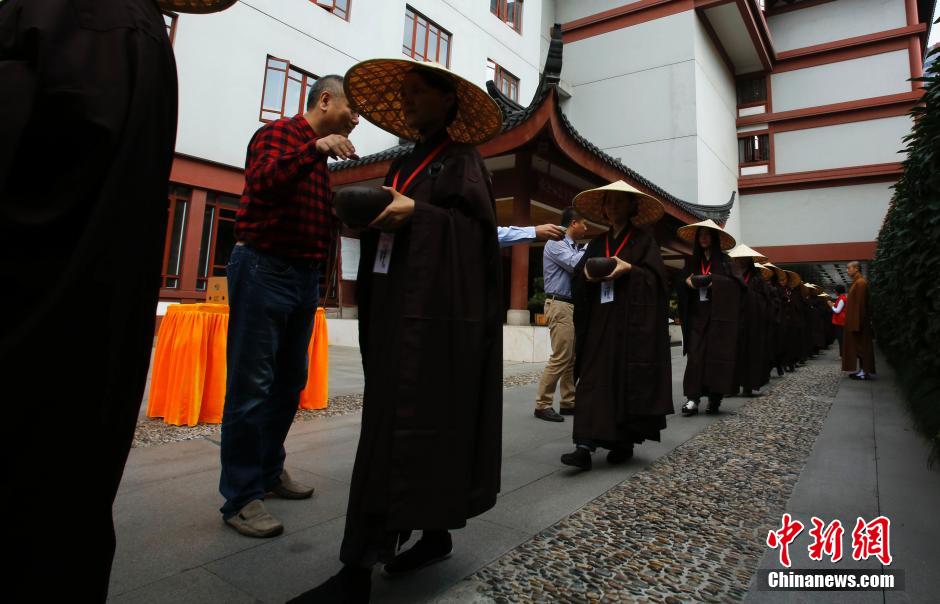 People experience mendicancy in temple in Shanghai