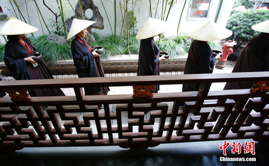 People experience mendicancy in temple in Shanghai