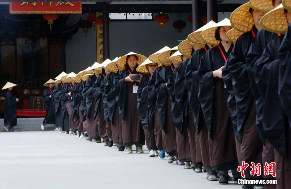 People experience mendicancy in temple in Shanghai