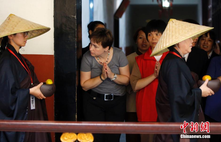 People experience mendicancy in temple in Shanghai