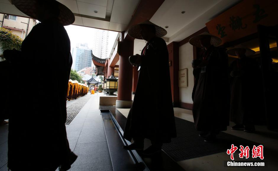 People experience mendicancy in temple in Shanghai