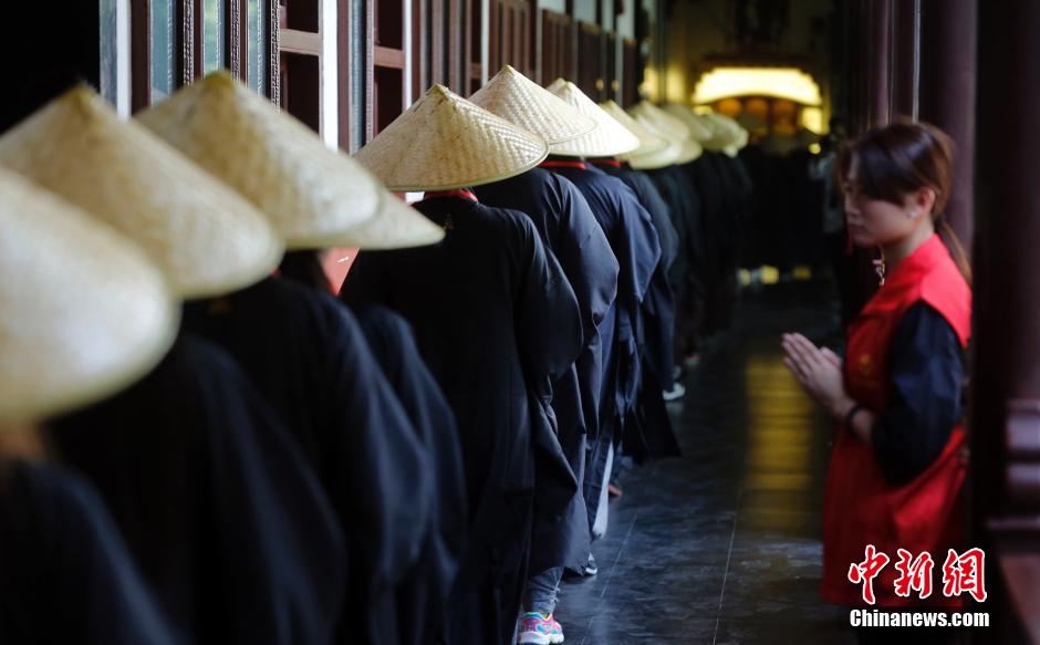 People experience mendicancy in temple in Shanghai