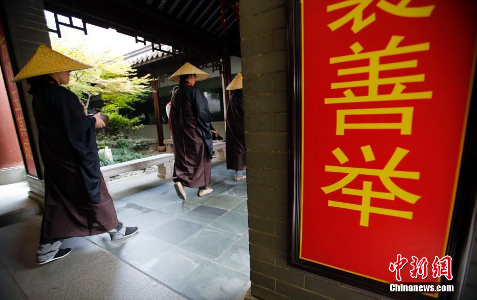 People experience mendicancy in temple in Shanghai