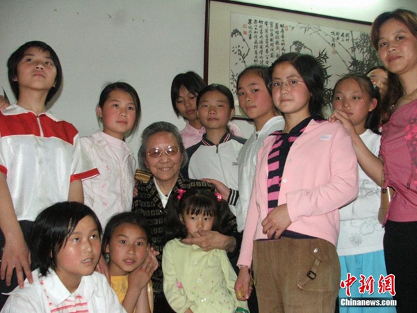 Gao Junzhi (C) poses with children in the "Spring Bud Class". (Photo/CNS)