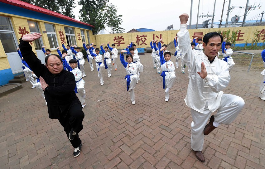 Shaolin Kung fu master teaches students for free