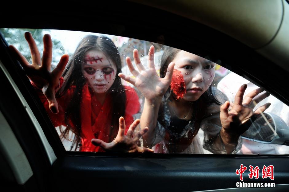 “Zombies” play bungee jumping in Changsha park