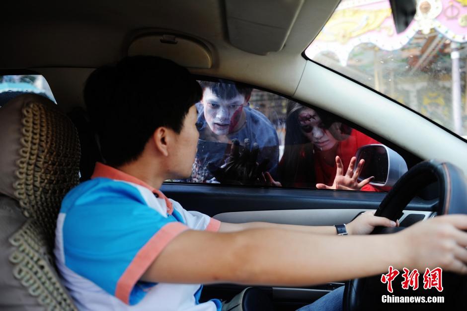 “Zombies” play bungee jumping in Changsha park